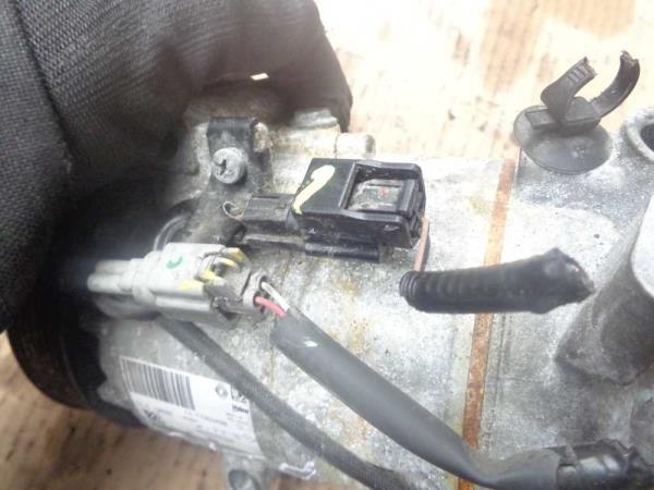 COMPRESSEUR DE CLIMATISATION RENAULT - Vue 2